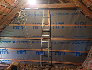 Zateplení stropu staršího rodinného domu pomocí foukané izolace